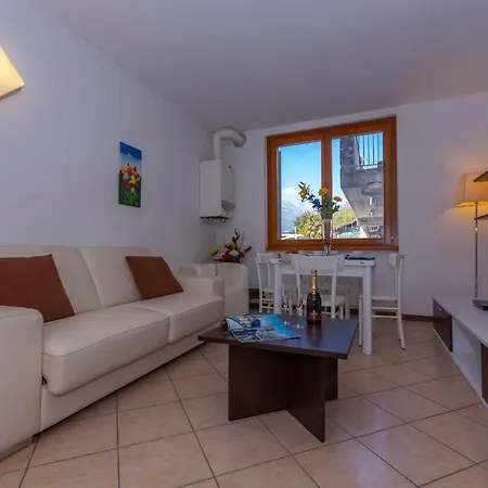 아파트 Fiumelatte Sleeps 4 Air Con Wifi T802385 바레나
