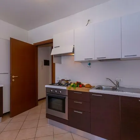 Fiumelatte Sleeps 4 Air Con Wifi T802385 아파트 *