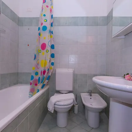 Fiumelatte Sleeps 4 Air Con Wifi T802385 아파트 바레나