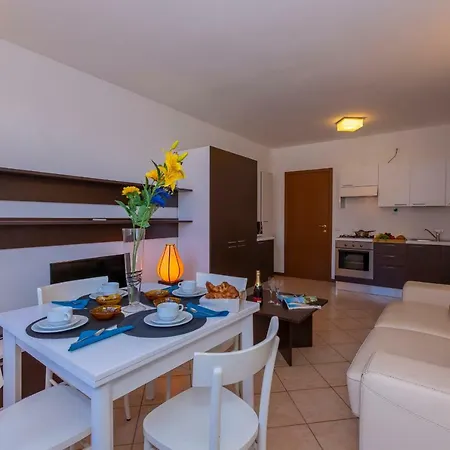 Fiumelatte Sleeps 4 Air Con Wifi T802385 ורנה